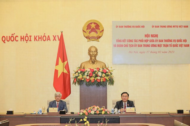 Ủy viên Bộ Chính trị, Chủ tịch Quốc hội Vương Đình Huệ và Bí thư Trung ương Đảng, Chủ tịch UBTƯ MTTQ Việt Nam Đỗ Văn Chiến chủ trì Hội nghị. Ảnh: Quang Vinh. 
