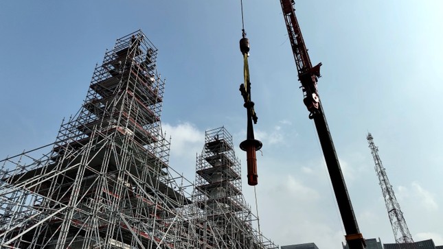 Thánh giá đang được hạ xuống đất. 