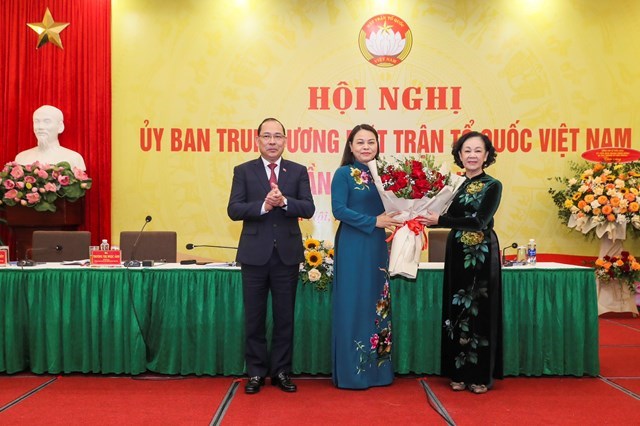 Bà Trương Thị Mai, Ủy viên Bộ Chính trị, Thường trực Ban Bí thư Trung ương Đảng, Trưởng ban Tổ chức Trung ương tặng hoa chúc mừng Phó Chủ tịch - Tổng Thư ký Nguyễn Thị Thu Hà.