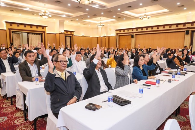 Đại biểu tiến hành biểu quyết tại Hội nghị 