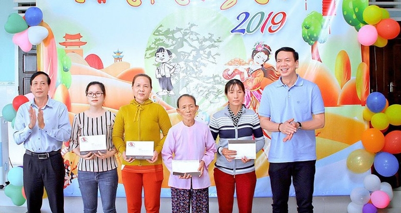 Ông Phaolô Huỳnh Kim Lập (bên phải) luôn nhiệt tình trong hoạt động từ thiện - xã hội.