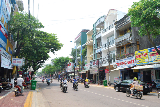 Đường Quang Trung nằm trên trục đường thiên lý Bắc - Nam giờ đã nhỏ bé và không còn vai trò như trước nữa.