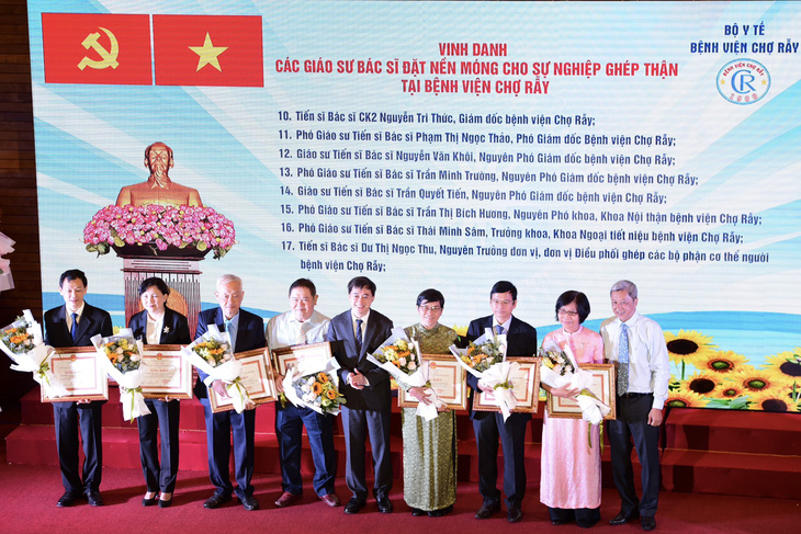 Thứ trưởng Bộ Y tế trao tặng bằng khen cho 17 giáo sư, bác sĩ có công lao đặt nền móng cho sự nghiệp ghép thận tại Bệnh viện Chợ Rẫy