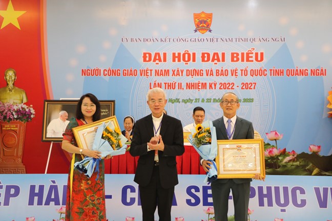 Linh mục Giuse Trần Xuân Mạnh, Chủ tịch Trung ương Ủy ban Đoàn kết Công giáo Việt Nam tặng bằng khen của Trung ương Ủy ban Đoàn kết Công giáo Việt Nam cho tập thể và cá nhân tại đại hội