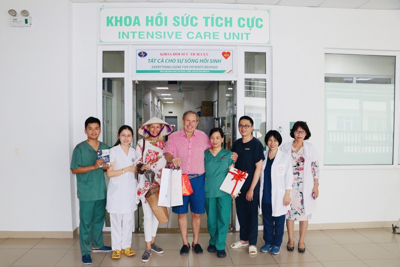 Lần này trở lại, hai ông bà đã được nhìn ngắm khuôn mặt thực của các y bác sĩ, những người đã mang cho ông sự sống