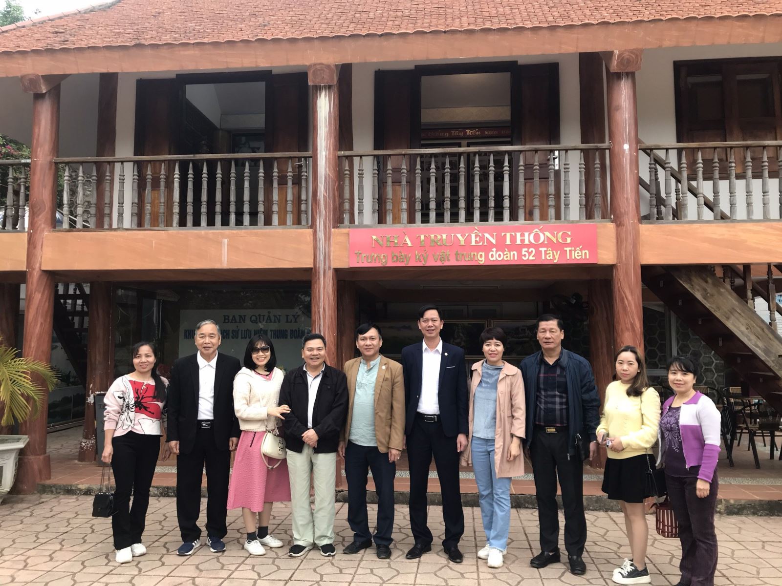 Đoàn cán bộ, công nhân viên chức Văn phòng UBĐKCGVN đến thăm, thắp hương, chụp ảnh lưu niệm tại nhà Truyền thống Trung đoàn 52 Tây Tiến (Mộc Châu- Sơn La).	