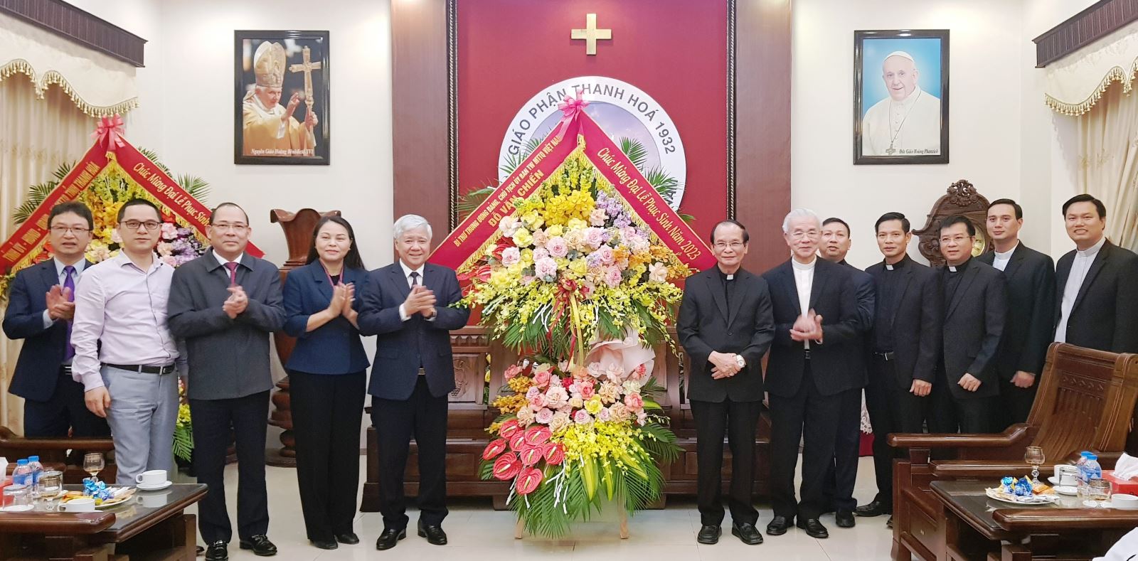 Ông Đỗ Văn Chiến, Bí thư Trung ương Đảng, Chủ tịch UBTƯ MTTQ Việt Nam cùng đoàn công tác tặng lẵng hoa chúc mừngTòa Giám mục Giáo phận Thanh Hóa nhân dịp lễ Phục sinh.