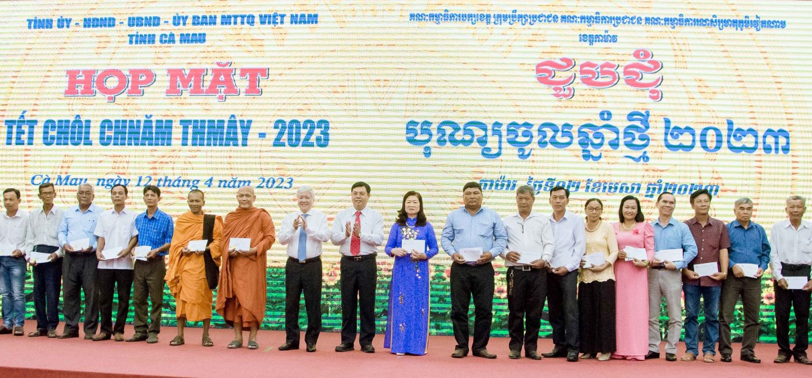 Chủ tịch Đỗ Văn Chiến và Bí thư Nguyễn Tiến Hải tặng quà của Ủy ban Trung ương MTTQ Việt Nam và Tỉnh ủy, HĐND-UBND, Ủy ban MTTQ Việt Nam tỉnh cho các chùa, người có uy tín trong đồng bào Khmer.