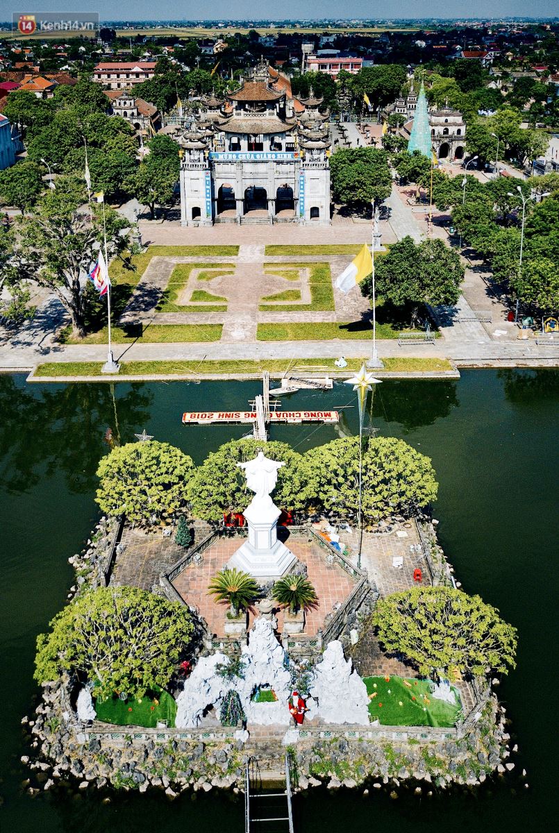 Quần thể nhà thờ Phát Diệm gồm nhà thờ lớn và 5 nhà thờ nhỏ, phương đình, ao hồ và 3 hang đá nhân tạo.