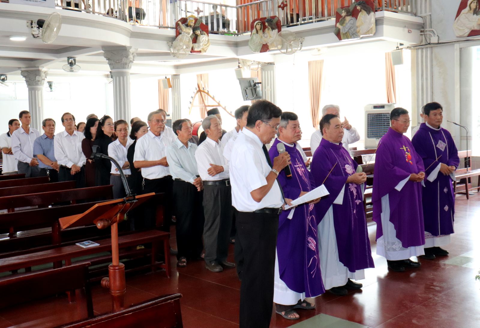 Đoàn Ủy ban Đoàn kết Công giáo Việt Nam TP. Hồ Chí Minh viếng cha cố Phaolô. 