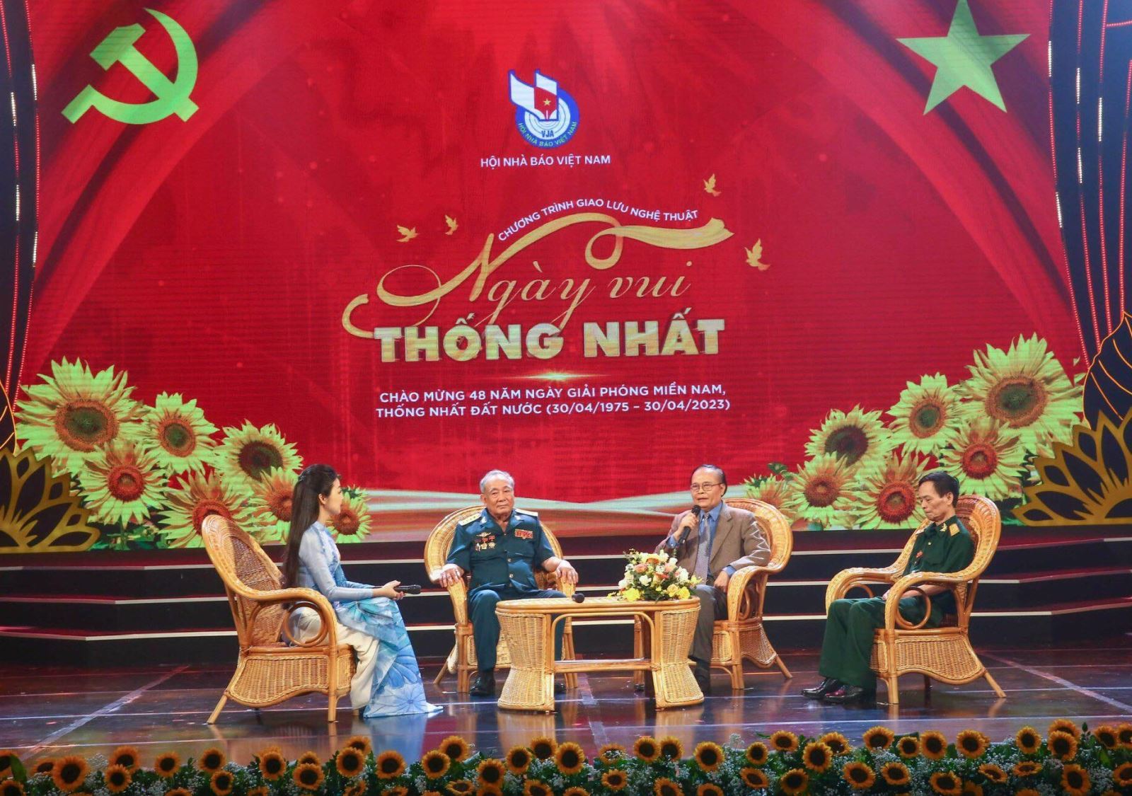 Giao lưu với các nhân chứng lịch sử.