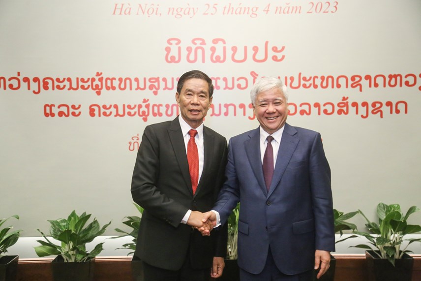 Chủ tịch UBTƯ MTTQ Việt Nam Đỗ Văn Chiến và Chủ tịch Uỷ ban Trung ương Mặt trận Lào xây dựng đất nước Sinlavong Khoutphaythoune
