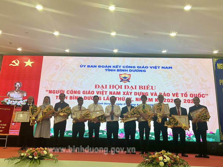 Trao Bằng khen của Chủ tịch UBND tỉnh cho 03 tập thể và 08 cá nhân có thành tích trong phong trào thi đua yêu nước giai đoạn 2018 -2023
