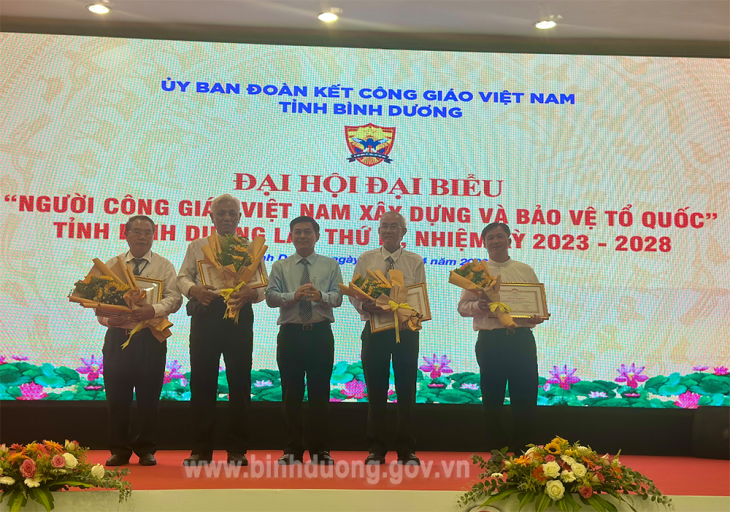 Trao Bằng khen của Chủ tịch Ủy ban MTTQ Việt Nam tỉnh cho 05 tập thể có thành tích trong phong trào thi đua yêu nước giai đoạn 2018 -2023​
