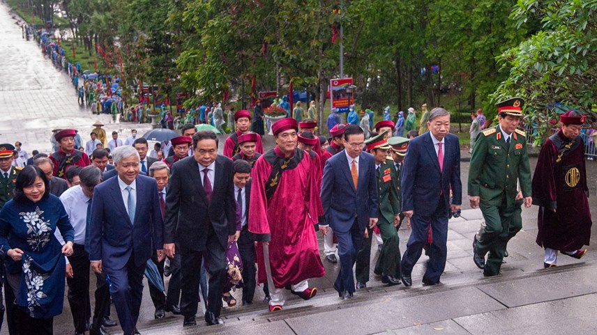 Chủ tịch nước Võ Văn Thưởng tới dự và dâng hương.