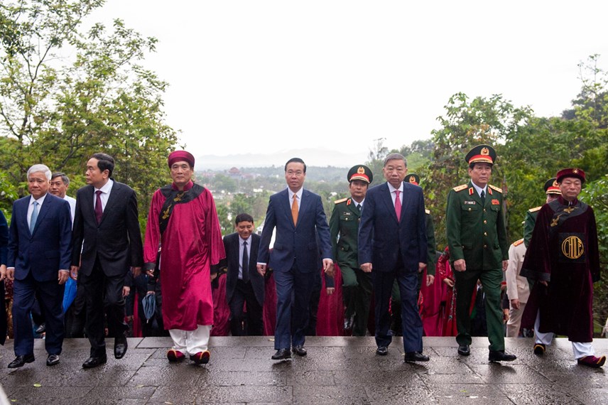 Cùng dự buổi lễ có các Ủy viên Bộ Chính trị: Trần Thanh Mẫn, Phó Chủ tịch Thường trực Quốc hội; Đại tướng Tô Lâm, Bộ trưởng Bộ Công an; Đại tướng Lương Cường, Chủ nhiệm Tổng cục Chính trị Quân đội nhân dân Việt Nam. Dự lễ còn có bà Bùi Thị Minh Hoài, Bí thư Trung ương Đảng, Trưởng Ban Dân vận Trung ương; ông Đỗ Văn Chiến, Bí thư Trung ương Đảng, Chủ tịch Ủy ban Trung ương Mặt trận Tổ quốc Việt Nam; ông Trần Lưu Quang, Ủy viên Trung ương Đảng, Phó Thủ tướng Chính phủ.