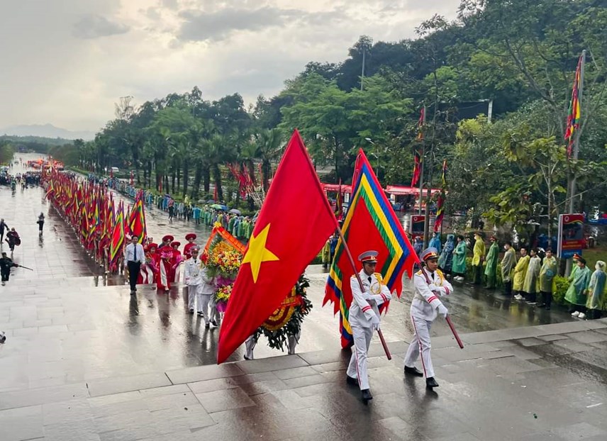 Đúng 6h30 phút, trong tiếng nhạc lễ âm vang, đoàn dâng hương khởi hành từ sân trung tâm lễ hội qua Nghi môn, đền Hạ, đền Trung lên đền Thượng. Đi đầu đoàn hành lễ là đội tiêu binh rước Quốc kỳ, cờ hội và vòng hoa mang dòng chữ "Đời đời nhớ ơn các Vua Hùng đã có công dựng nước".