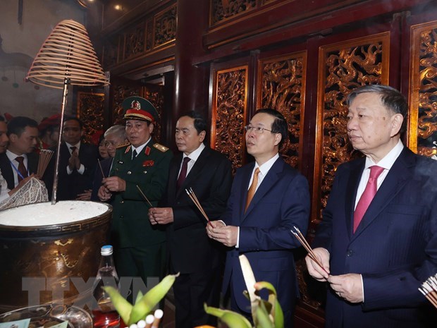 Tại Điện Kính Thiên, trên đỉnh núi Nghĩa Lĩnh linh thiêng, với tấm lòng thành kính tri ân công đức Tổ tiên, thể hiện đạo lý “Uống nước nhớ nguồn” của dân tộc Việt Nam, Chủ tịch nước Võ Văn Thưởng cùng các lãnh đạo Đảng, Nhà nước và lãnh đạo địa phương vào Thượng cung dâng hương, hoa, bày tỏ lòng biết ơn sâu sắc các bậc tiền nhân đã có công dựng nước để con cháu nối tiếp truyền thống Lạc Hồng xây dựng đất nước Việt Nam giàu đẹp, văn minh như ngày hôm nay.