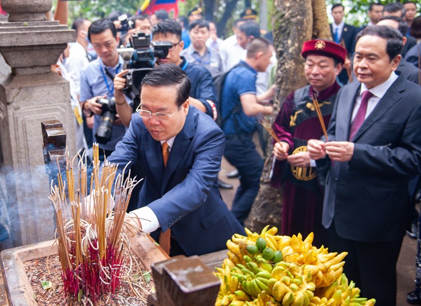 Chủ tịch nước Võ Văn Thưởng và các lãnh đạo Đảng, Nhà nước cùng các đại biểu đặt vòng hoa, thắp hương tại Lăng Hùng Vương; dâng hoa tại Bức phù điêu Bác Hồ nói chuyện với cán bộ, chiến sĩ Đại đoàn quân Tiên Phong tại Ngã năm Đền Giếng. 