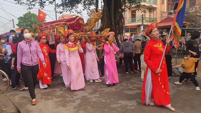 Qua các khu dân cư.