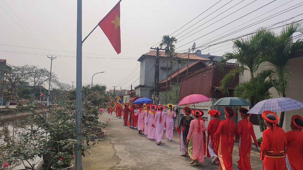 Đoàn rước diễu hành, đi qua hai bờ con sông nhỏ chạy qua địa bàn xã Hải Phương.