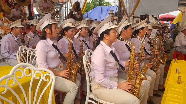 Ở Nam Định nói riêng, huyện hải Hậu nói chung từ lâu tiếng kèn đồng đã vượt ra khỏi khuôn viên các nhà thờ Công giáo, vang lên trong các sự kiện chính trị, văn hóa, tâm linh cùng các sinh hoạt cộng đồng khác. Tại lễ hội đền Bảo Ninh, tiếng kèn đồng cùng góp âm, khi du dương, sâu lắng, khi rộn ràng, hùng tráng. Các thành viên trong đội kèn, từ người chỉ huy đến người chơi đều là người địa phương.