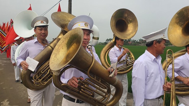 Những chiếc kèn đồng trọng lượng lớn, hình thù lạ mắt, do chính người dân Hải Hậu làm ra khiến du khách ngạc nhiên, thích thú.