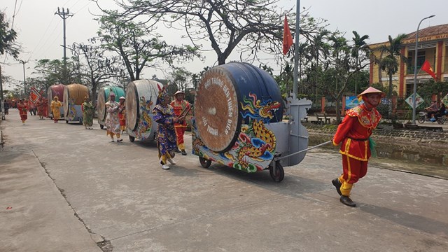 Những chiếc trống cực đại, âm thanh trầm hùng vang lên trong ngày hội.