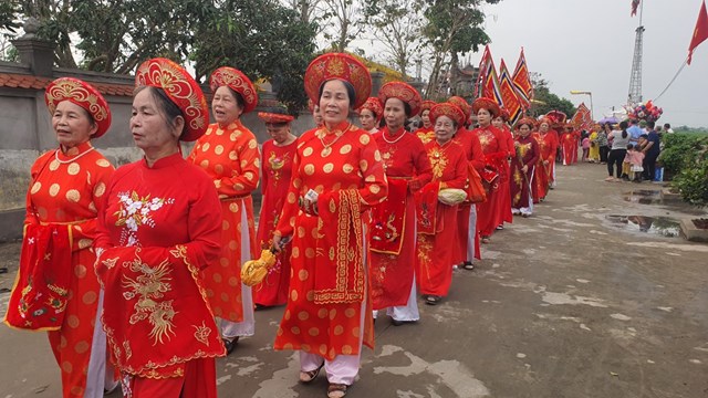 Ấn tượng ở Lễ hội là nghi thức rước lễ quy mô lớn, trải dài với hàng nghìn người tham gia.