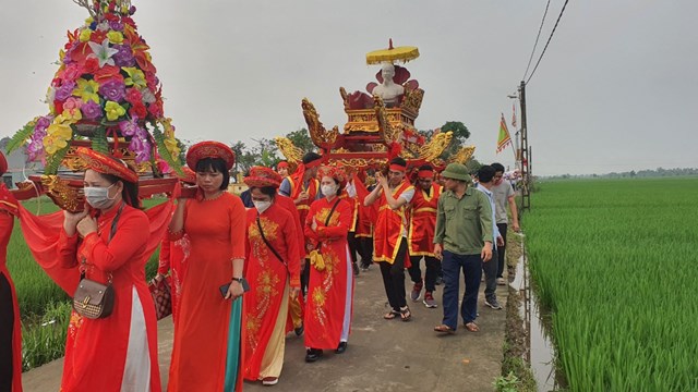 Tượng Bác Hồ được dân làng rước trang trọng trong ngày hội.