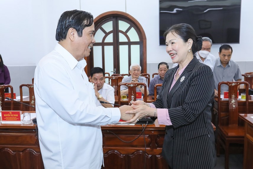 Phó Chủ tịch Trương Thị Ngọc Ánh gặp gỡ các đại biểu tham dự Hội nghị.