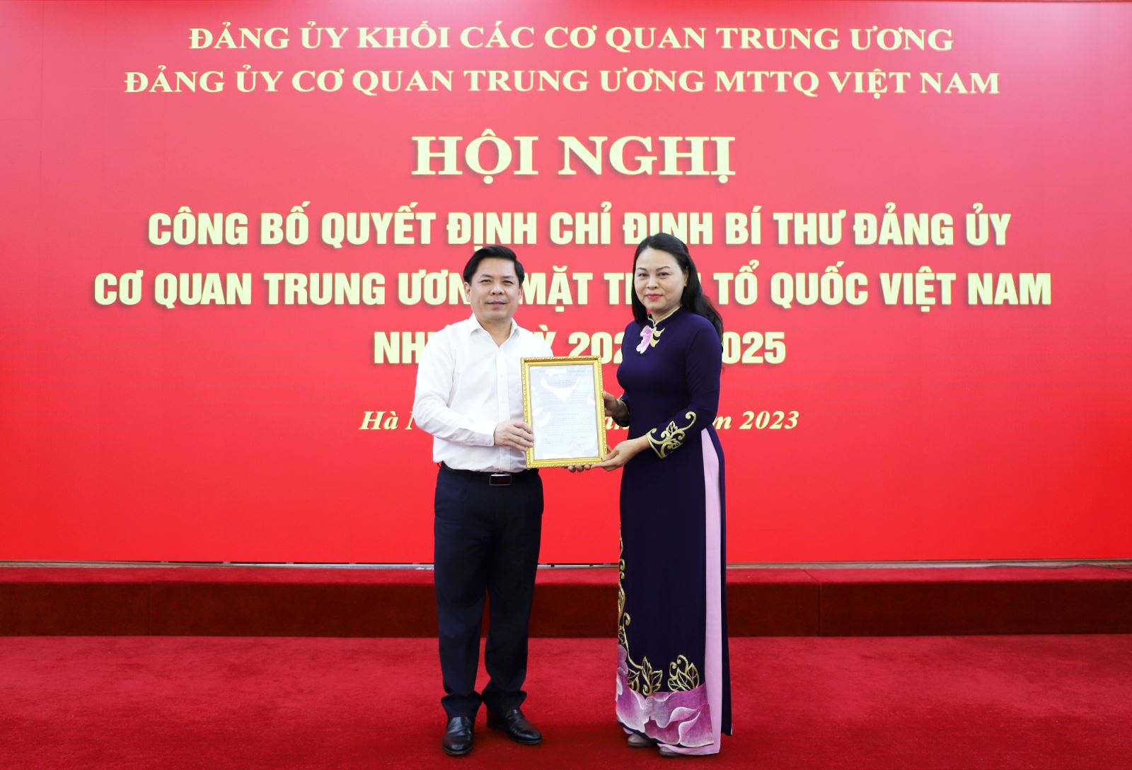 Bí thư Đảng ủy Khối các Cơ quan Trung ương Nguyễn Văn Thể trao Quyết định chỉ định Bí thư Đảng ủy Cơ quan Trung ương MTTQ Việt Nam cho Phó Chủ tịch – Tổng Thư ký UBTƯ MTTQ Việt Nam Nguyễn Thị Thu Hà.
