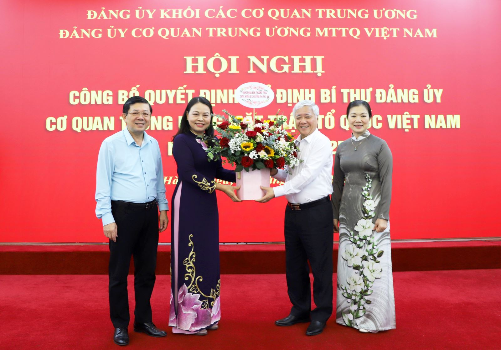 Chủ tịch Đỗ Văn Chiến tặng hoa chúc mừng Bí thư Đảng ủy Cơ quan Trung ương MTTQ Việt Nam Nguyễn Thị Thu Hà.