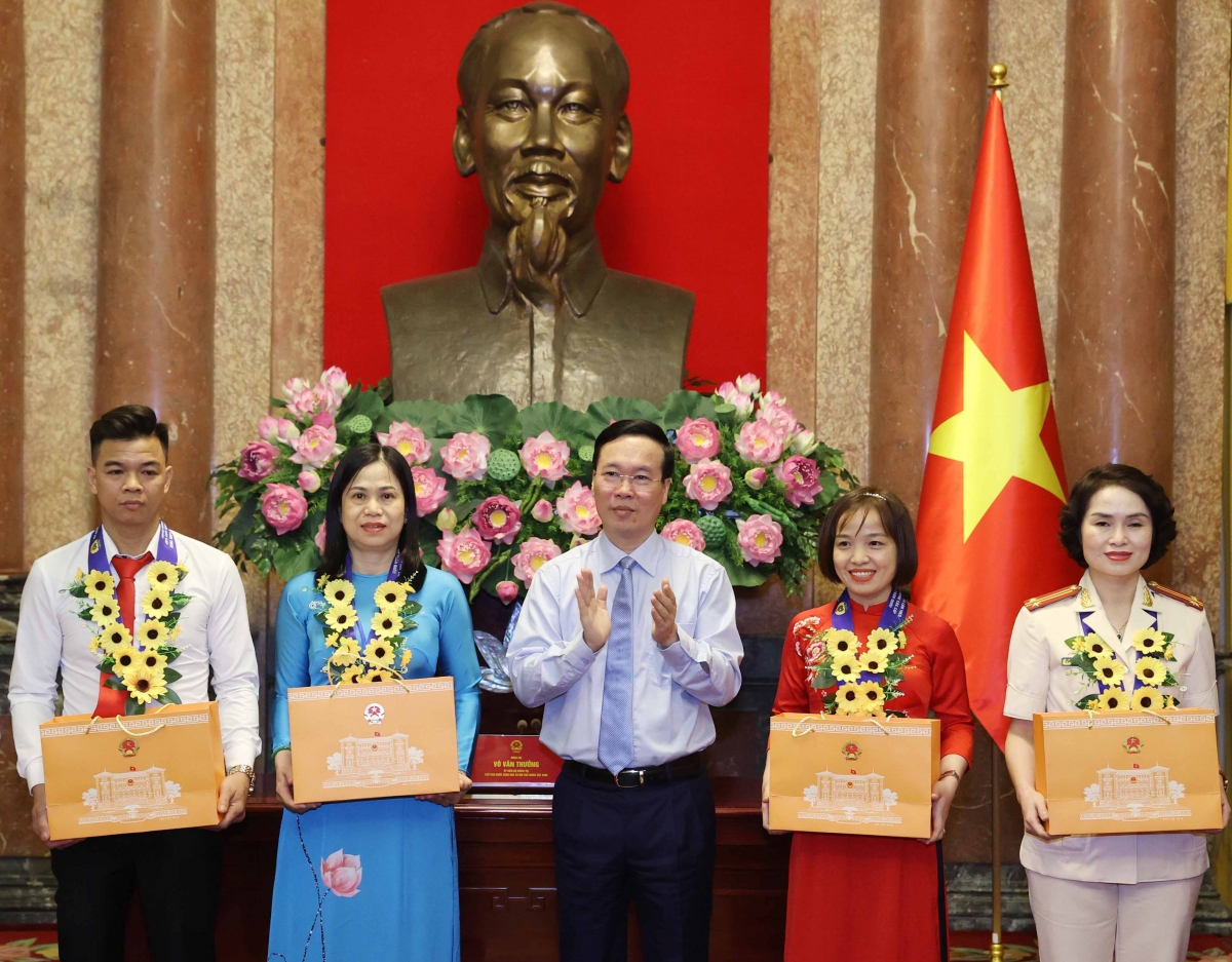 Chủ tịch nước Võ Văn Thưởng tặng quà các cá nhân điển hình tại buổi gặp mặt.