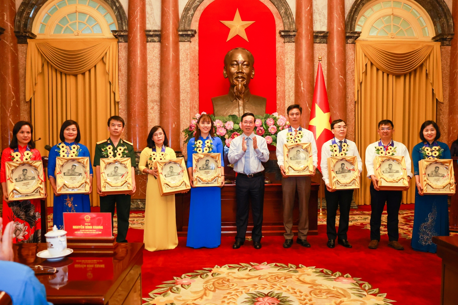 Chủ tịch nước Võ Văn Thưởng trao quà lưu niệm cho các điển hình tiên tiến