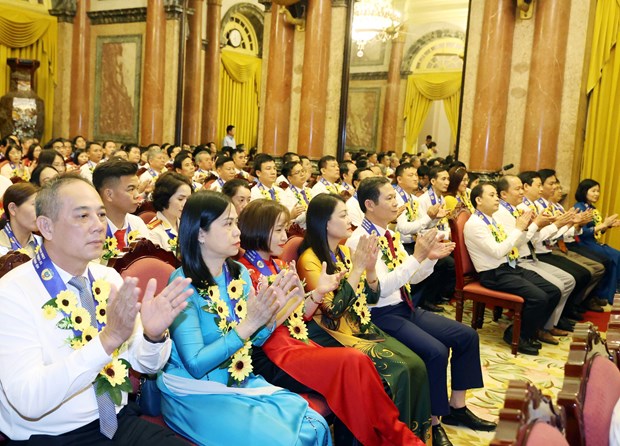 Các đại biểu là các điển hình tiên tiến tại buổi gặp mặt.