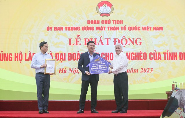 Chủ tịch Đỗ Văn Chiến tiếp nhận ủng hộ từ Công ty cổ phần Tập đoàn Masterise.
