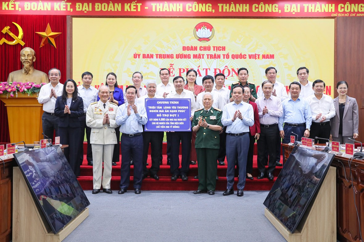 hủ tịch nước Võ Văn Thưởng, Chủ tịch UBTƯ MTTQ Việt Nam Đỗ Văn Chiến, Phó Thủ tướng Chính phủ Trần Lưu Quang trao kinh phí ủng hộ đợt 1 với trị giá 200 tỷ đồng tương đương 4.000 căn nhà Đại đoàn kết cho tỉnh Điện Biên.