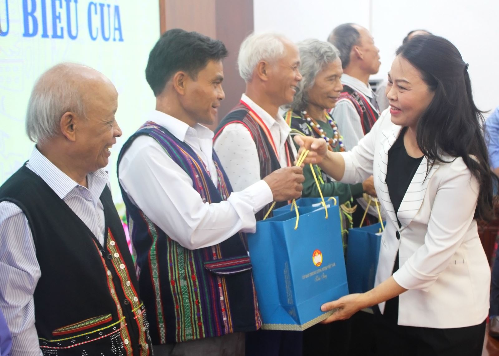 Ủy viên Trung ương Đảng, Phó Chủ tịch - Tổng Thư ký UBTƯ MTTQ Việt Nam Nguyễn Thị Thu Hà tặng quà lưu niệm người có uy tín tiêu biểu tỉnh Quảng Nam.