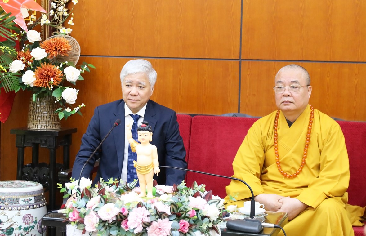 Chủ tịch UBTƯ MTTQ Việt Nam Đỗ Văn Chiến trò chuyện cùng Hòa thượng Thích Thanh Nhiễu, Phó Chủ tịch Thường trực Hội đồng trị sự Trung ương GHPG Việt Nam.