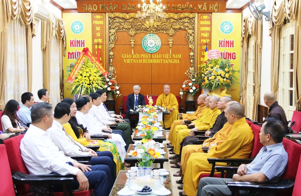 Quang cảnh buổi thăm, chúc mừng