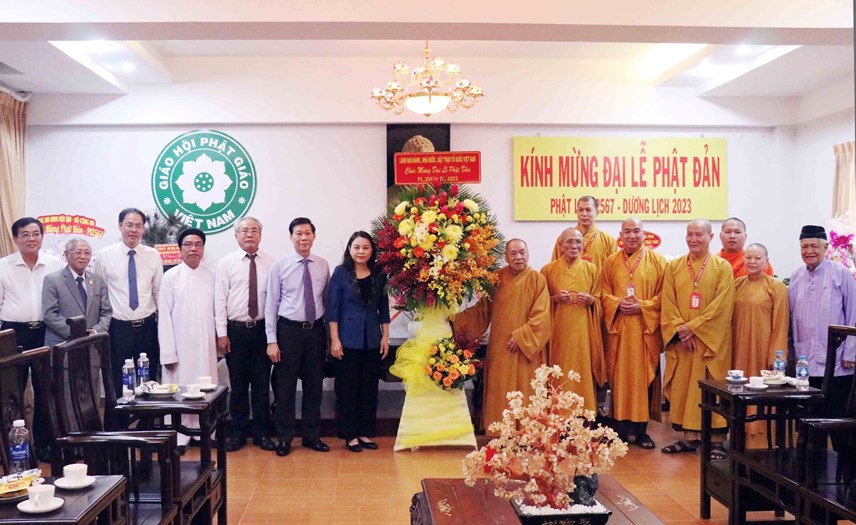 Phó Chủ tịch - Tổng Thư ký Nguyễn Thị Thu Hà cùng các thành viên đoàn công tác trao lãng hoa chúc mừng tại Văn phòng II, Trung ương GHPG Việt Nam.