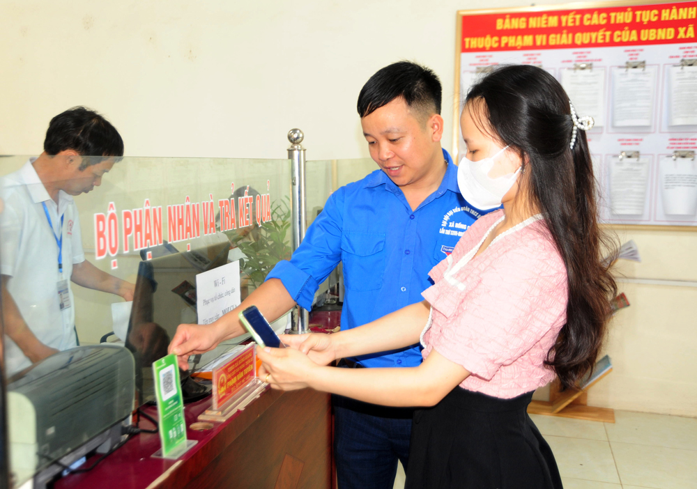 Người dân ứng dụng công nghệ thông tin khi làm thủ tục hành chính tại xã Hồng Giang (Lục Ngạn)