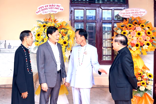Từ trái qua: Cha sở Gioan K’Blel trao đổi với ông Đỗ Văn Phới, Phó Trưởng ban Dân vận Trung ương, Hiệp sĩ Đại Thánh giá Lê Đức Thịnh