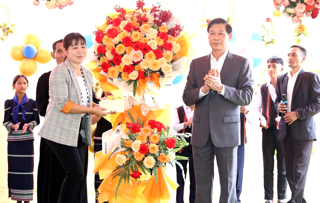Ông Đỗ Văn Phới, Phó Trưởng ban Dân vận Trung ương tặng hoa chúc mừng Giáo sở và gửi tặng 2 phần quà của Bí thư Trung ương Đảng, Trưởng ban Dân vận Trung ương Bùi Thị Minh Hoài đến xã Ninh Gia.