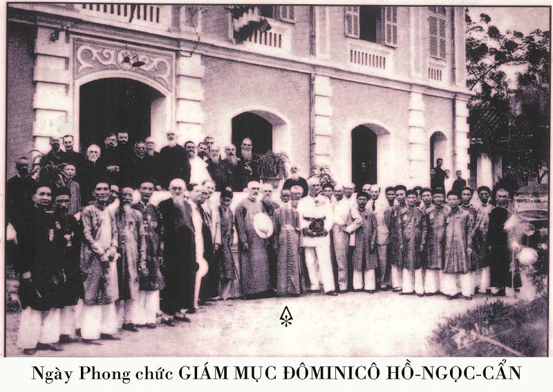 Lễ tấn phong Đức cha Ðaminh Maria Hồ Ngọc Cẩn được tổ chức tại nhà thờ chính tòa Phủ Cam, Huế ngày 29-3-1935. 