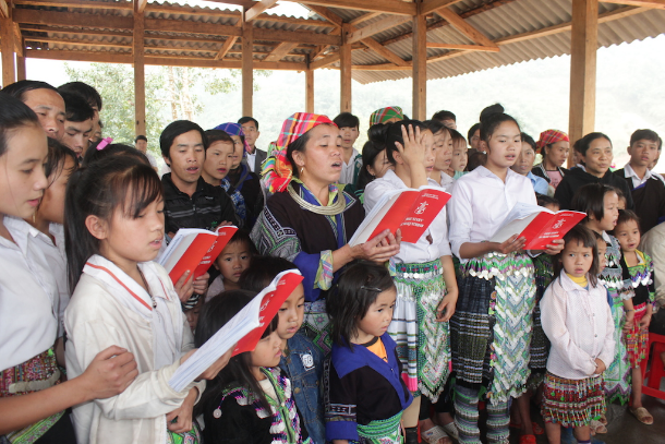 Người Công giáo H’Mông hát thánh ca tại nhà nguyện giáo họ Ngọn Lành. 