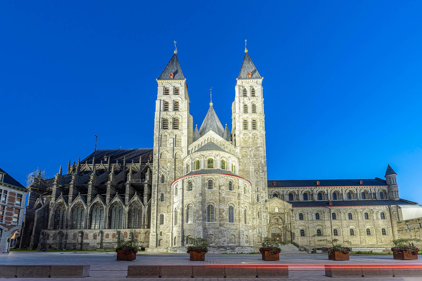 Quang cảnh nhà thờ chính tòa Đức Bà ở Tournai, Di sản thế giới của UNESCO từ năm 2000.
