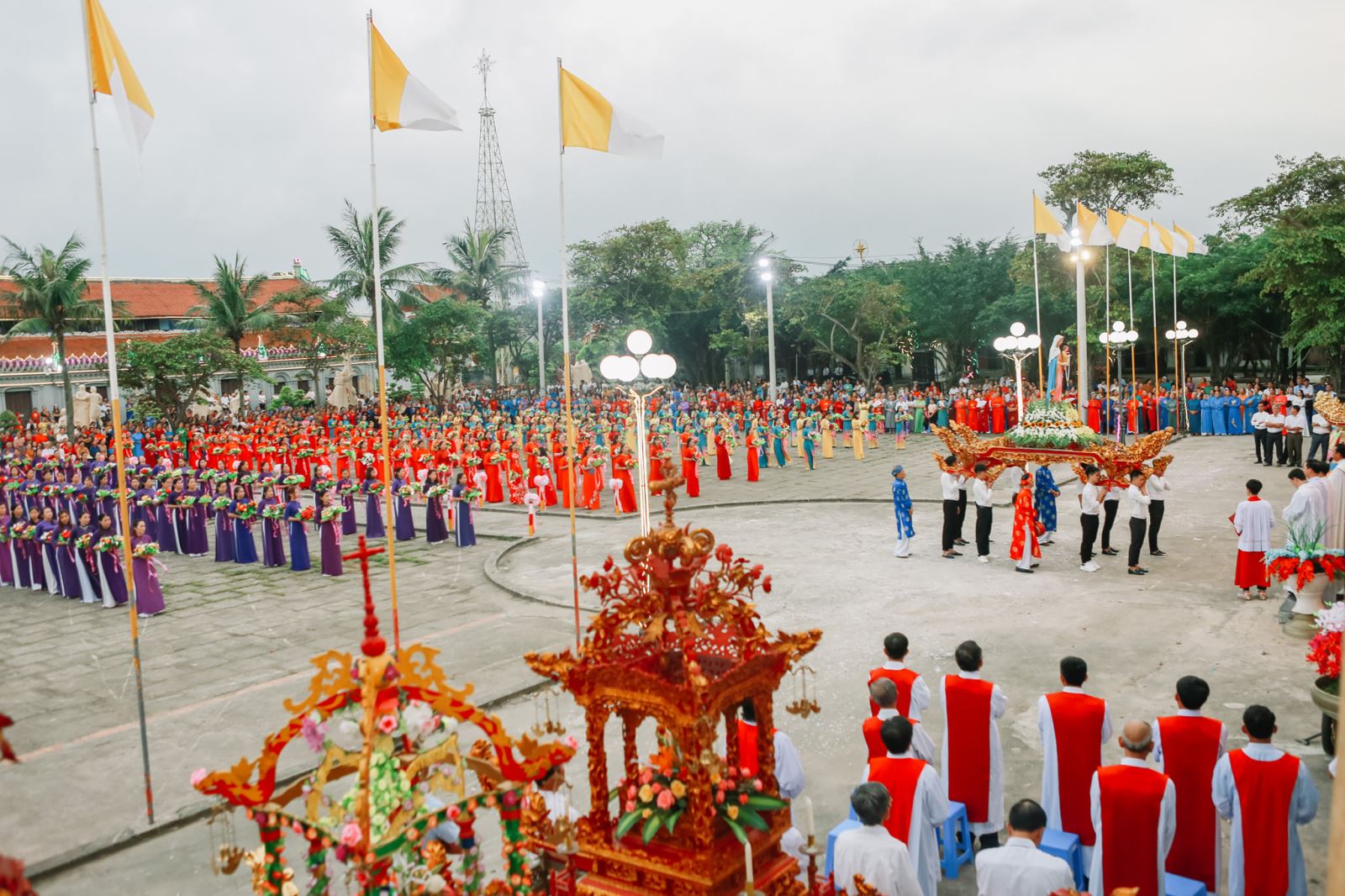 Dâng hoa kính Đức Mẹ ở giáo xứ Ba Làng.	