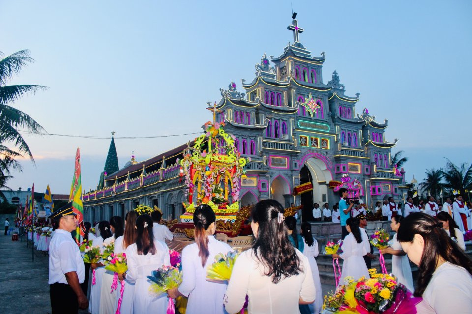 Thánh lễ ở nhà thờ giáo xứ Ba Làng.